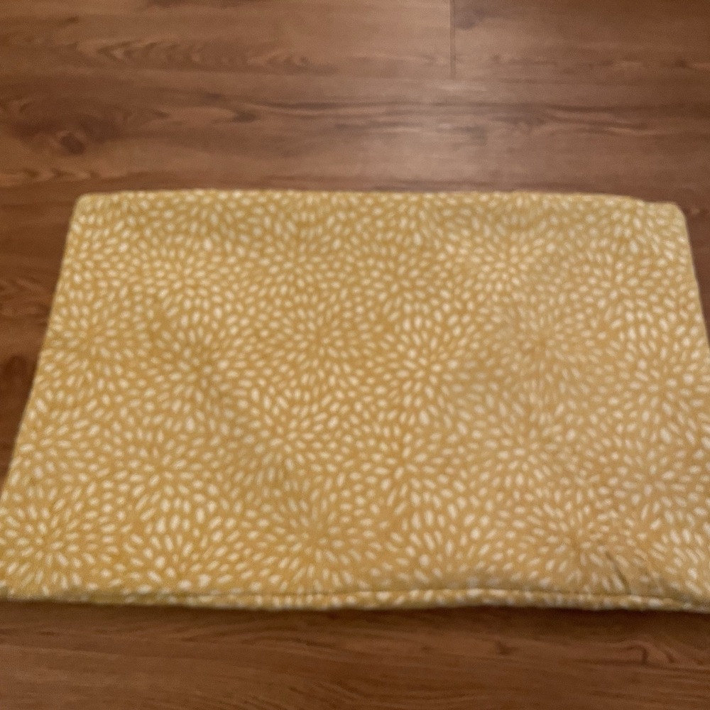 Set Of 2 Yellow/White Damask Pillow Covers Zipper Closure (23 X 15 & 25 X 14) - Picture 4 of 8